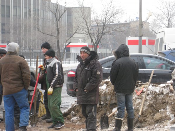 Лужков, уходя, сказал Собянину, что под одним из московских тротуаров зарыт клад (с) Лужков, уходя, сказал Собянину, что под одним из московских тротуаров зарыт клад (с)